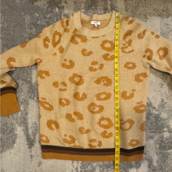 Andree Mango Cream and Orange Crew Neck Sweater with Retro Floral Design - Picture 6 of 6